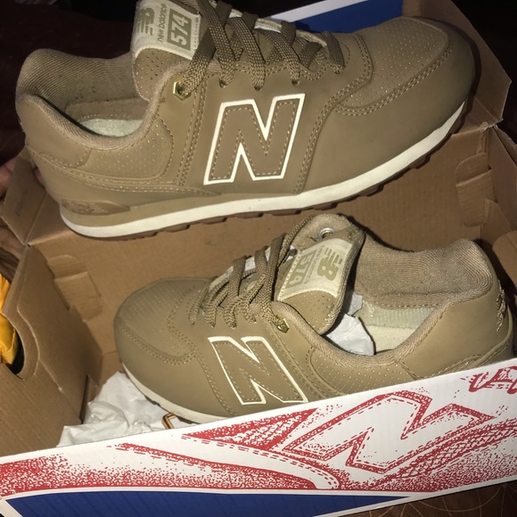 New Balance 574 Nude Sneakers Size 6 - Picture 2 of 6